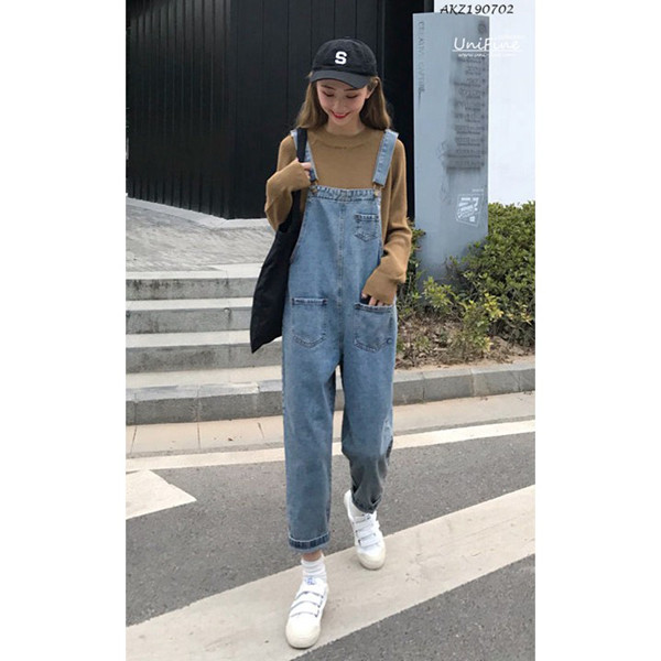 Một đặc điểm khác của quần yếm không chiết eo là chúng thường được thiết kế kiểu cạp cao. Cách này giúp bạn gái hack dáng vô cùng hợp lý, khiến chân người mặc có cảm giác dài hơn.