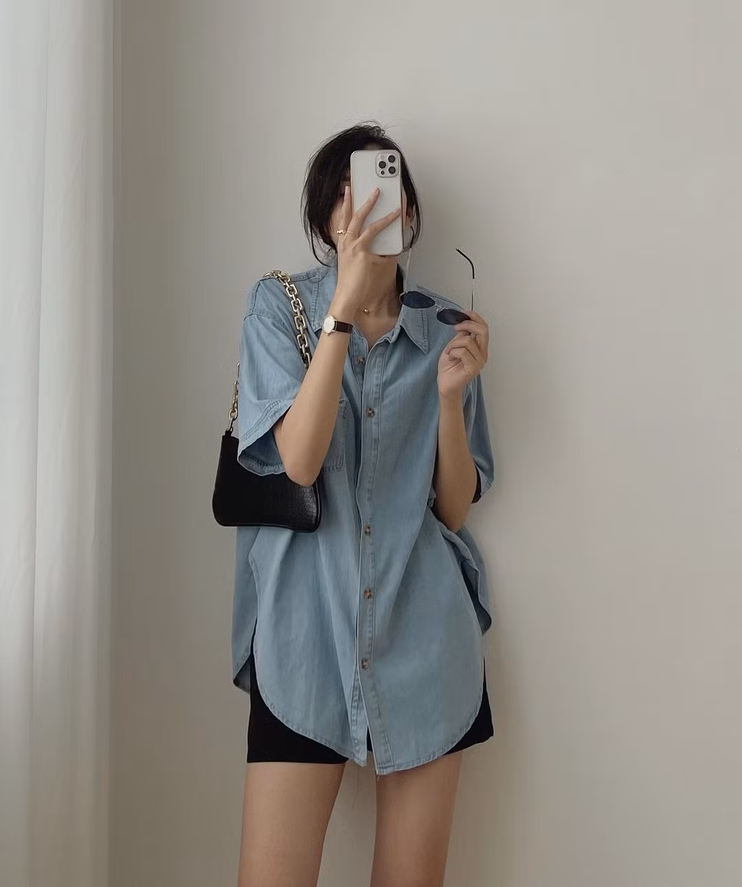 Sơ mi oversize. Sơ mi oversize từng là trang phục thời thượng của những năm 90 song dần trôi vào quên lãng. Thời điểm hiện tại, sơ mi oversize bất ngờ trở thành trang phục được nhiều bạn trẻ yêu thích nhờ sự linh hoạt, thoải mái.