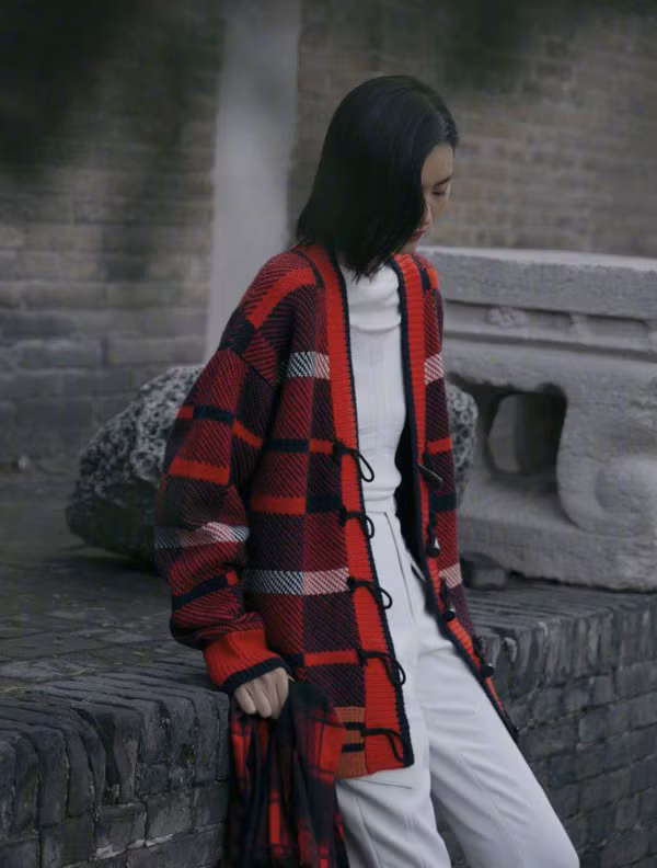 Trước đây, mẫu áo cardigan được thiết kế dày ấm, cổ cao giữ nhiệt thì nay chúng được biến tấu trở nên nhẹ nhàng hơn. Lớp áo được thiết kế mỏng song vẫn giữ nhiệt, dễ phối đồ, ngày càng được nhiều ngôi sao nổi tiếng chọn mặc.