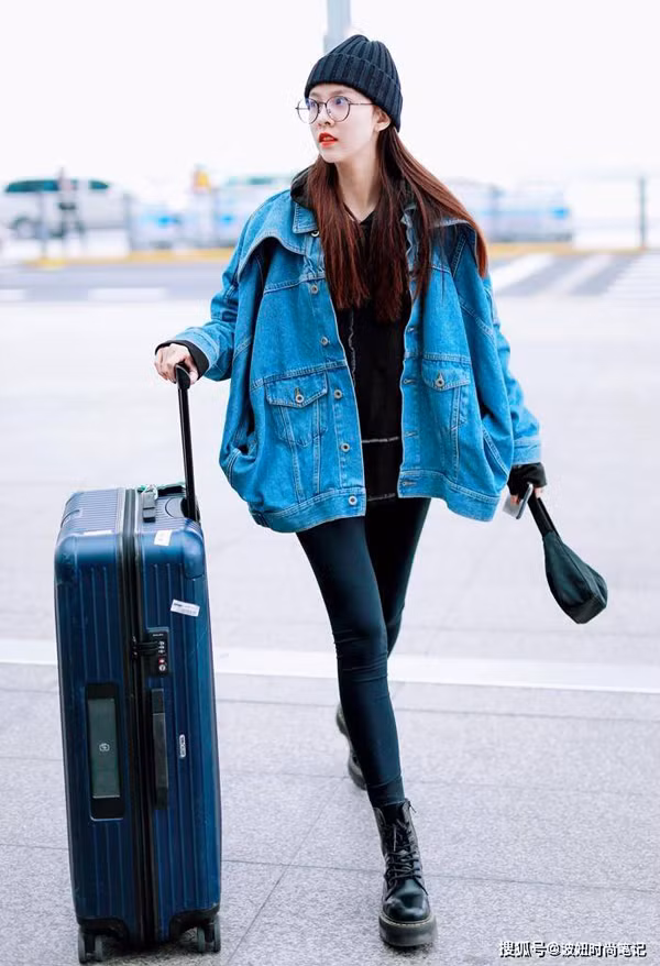 Kiểu dáng cơ bản cũng giúp “quần cá mập” phù hợp với nhiều trang phục trong tủ đồ bạn gái. Bạn có thể mặc nó khi tập luyện, đi chơi hoặc đi làm bởi nó có thể phối với hầu hết các thiết kế. Để mặc đẹp, đẳng cấp, bạn có thể tham khảo cách phối đồ dưới đây.