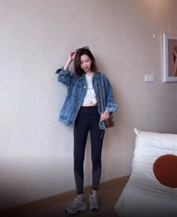 Bên cạnh áo len đen, áo len sọc dọc cũng là item nên có trong tủ đồ của chị em thừa cân. Thiết kế kẻ dọc giúp người mặc trông thon gọn, cao hơn. Đặc biệt, khi kết hợp với “quần cá mập” có khả năng định hình chân, vẻ ngoài của bạn gái trông sẽ thăng hạng hơn rất nhiều.