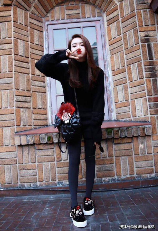 Áo len + “quần cá mập”. Các mẫu len nhẹ nhàng là ý tưởng tuyệt vời để kết hợp với “quần cá mập”, đặc biệt là áo len đen. Phối đồ cách này, vải len dệt kim đen cùng “quần cá mập” xám đậm sẽ mang đến cảm giác vừa gầy vừa cao hơn.