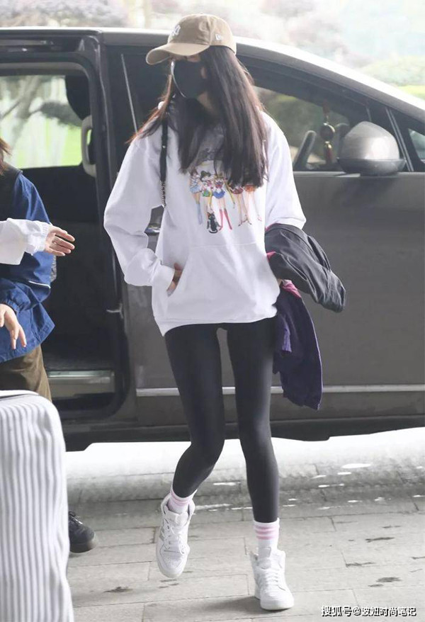 Trong hình, Dương Mịch được khen hết lời khi lăng xê mốt “quần cá mập”. Đặc biệt, chiếc quần mỏng nhẹ giúp vẻ ngoài của mỹ nhân trông rất mềm mại, không có cảm giác căng cứng thường thấy ở những mẫu quần bó sát.