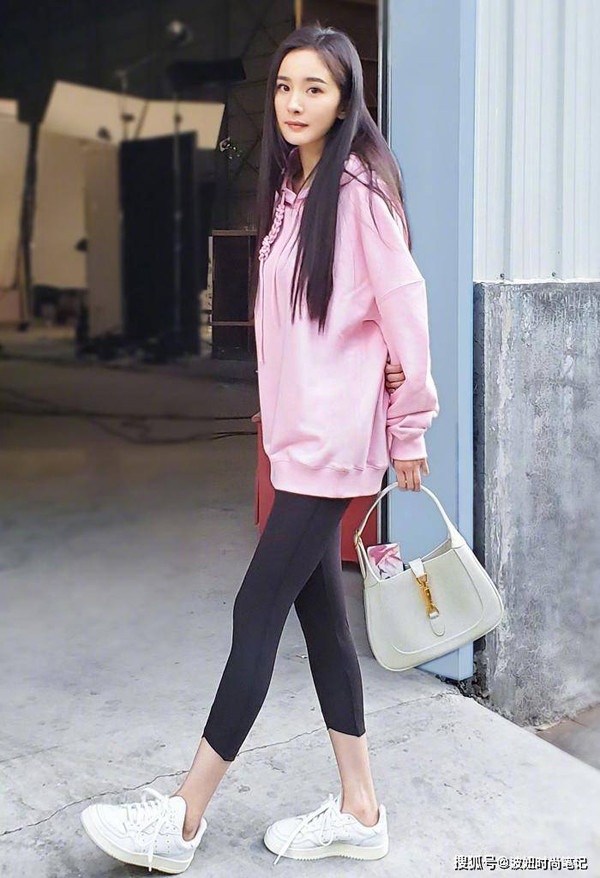 Áo phông + “quần cá mập”. Áo phông có nhiều kiểu dáng. Nếu thừa cân hoặc thích phong cách thời trang đường phố, bạn có thể tham khảo các mẫu oversize giống của Dương Mịch. Độ rộng của áo giúp bạn che khéo phần vai thô, lưng rộng. Trong khi đó, áo dài qua mông góp phần không để lộ đùi to, tránh lộ vùng nhạy cảm không mong muốn.