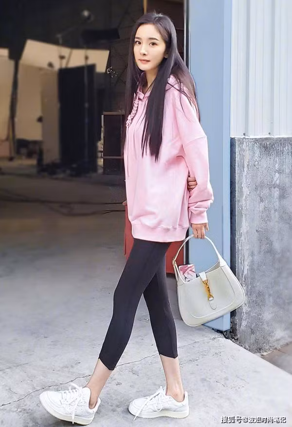 Áo phông + “quần cá mập”. Áo phông có nhiều kiểu dáng. Nếu thừa cân hoặc thích phong cách thời trang đường phố, bạn có thể tham khảo các mẫu oversize giống của Dương Mịch. Độ rộng của áo giúp bạn che khéo phần vai thô, lưng rộng. Trong khi đó, áo dài qua mông góp phần không để lộ đùi to, tránh lộ vùng nhạy cảm không mong muốn.