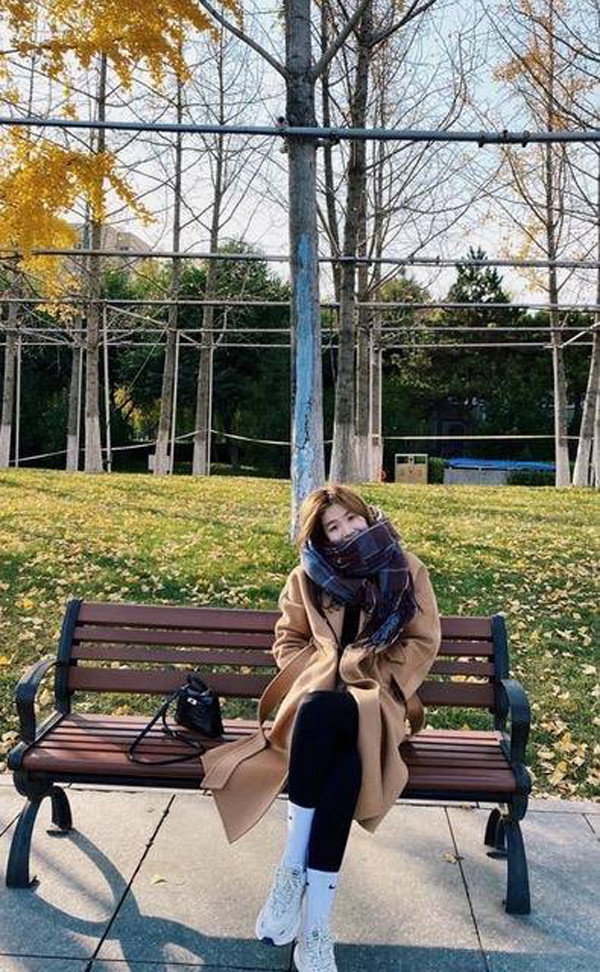 “Quần cá mập” có nhiều màu sắc song màu đen và xanh than được ưa chuộng hơn cả nhờ mang lại hiệu ứng thị giác thon gọn, khí chất cho người mặc.