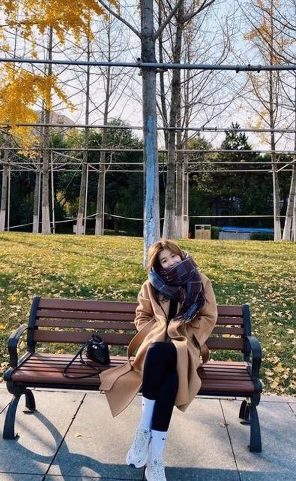 “Quần cá mập” có nhiều màu sắc song màu đen và xanh than được ưa chuộng hơn cả nhờ mang lại hiệu ứng thị giác thon gọn, khí chất cho người mặc.