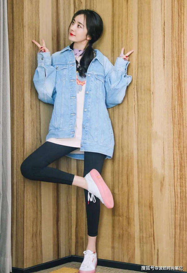 Áo khoác denim + quần cá mập. Mỗi món đồ trong outfit này đều không quá đặc biệt song kiểu dáng cơ bản này hợp với hầu hết dáng người. Chất liệu denim mang tới vẻ thời thượng. Trong khi đó, áo phông và “quần cá mập” giúp người mặc có vẻ ngoài trẻ trung, năng động.