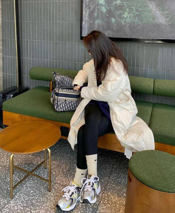 So với legging quen thuộc, “quần cá mập” nhẹ nhưng có độ đàn hồi lớn, đảm bảo độ dày dặn, giữ nhiệt, thoải mái vận động mà không lo lộ vùng nhạy cảm. Với nhiều ưu điểm nổi bật như vậy, thiết kế này ngày càng “lấn át” mẫu quần legging, được nhiều cô gái trẻ ở Trung Quốc lựa chọn.