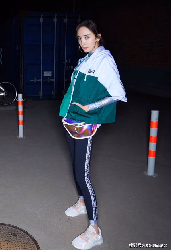 Áo khoác thể thao + “quần cá mập”. Chất liệu đặc biệt của “quần cá mập” cho phép chúng có thể sử dụng như món đồ thể thao mà vẫn lịch sự khi xuống phố.