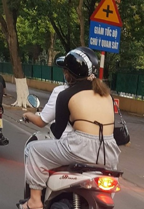 Dạo quanh các trung tâm mua sắm, đường phố đông đúc, không khó để bắt gặp các cô gái trong trang phục hở toang hoác thế này.