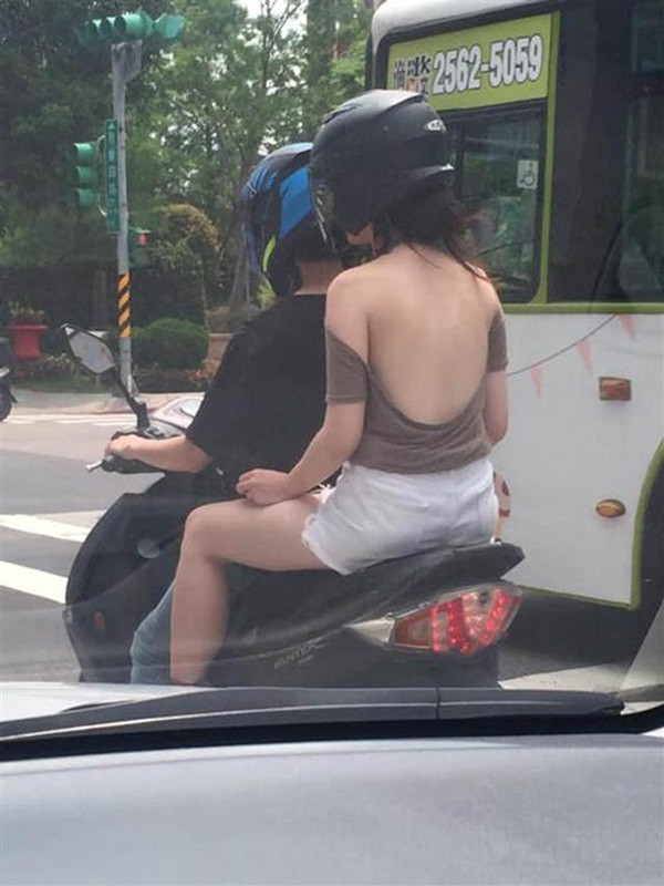 Các trang mạng xã hội cũng không thiếu hình ảnh ăn mặc kiệm vải, “chiêu đãi” thị giác bàn dân thiên hạ.