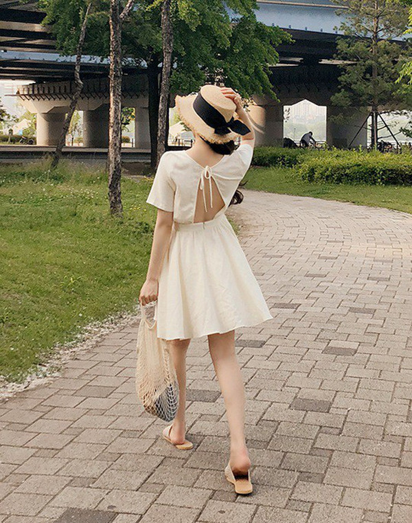 Ngoài ra, chị em cũng nên chú ý chọn trang phục sao cho hài hòa. Khi mặc áo hở lưng, bạn gái tránh hở lộ liễu cả phần thân dưới. Váy quần quá ngắn vừa khiến người mặc dễ “lộ hàng” vừa khó vận động.