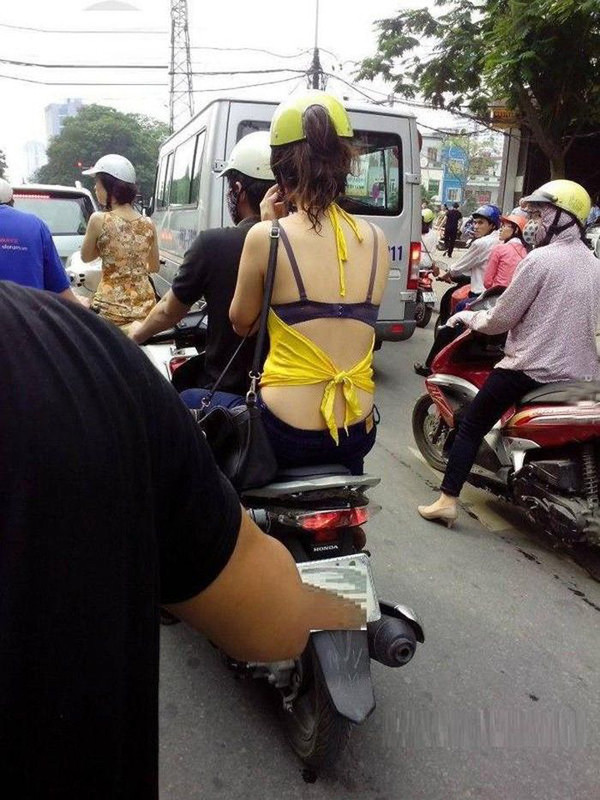 Không thể phủ nhận những chiếc váy, áo hở lưng mang lại cho người mặc sự quyến rũ và gợi cảm. Tuy nhiên, nếu không khéo léo, những trang phục ấy có thể khiến các cô gái trở nên phản cảm.