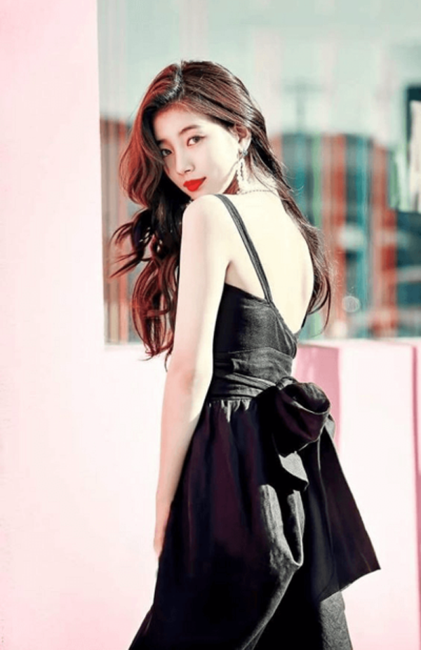 Sở hữu thân hình đẹp như tạc, cô gái khoe lưng trần mềm mịn, tinh tế được nhiều người tán thưởng.