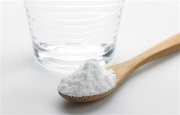 Khi thực hiện, bạn trộn baking soda và nước vào một cái bát rồi thoa lên máy, đợi 10-30 giây rồi dùng khăn lau sạch. Làm được điều này là nhờ baking soda có khả năng tiêu diệt vi khuẩn, loại bỏ chất bẩn ấn tượng.