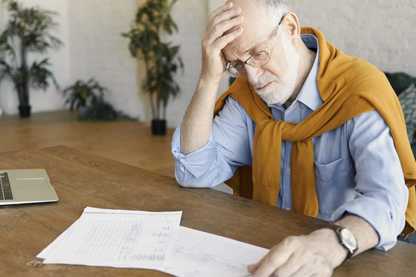 Phô trương khả năng. Về hưu, ảnh hưởng xã hội của bạn sẽ giảm dần. Nhiều người không thích ứng được cảm giác này. Họ lo lắng người khác sẽ không ghi nhận khả năng của mình nên cố tình “ăn to nói lớn” , phô trương khả năng với người xung quanh.