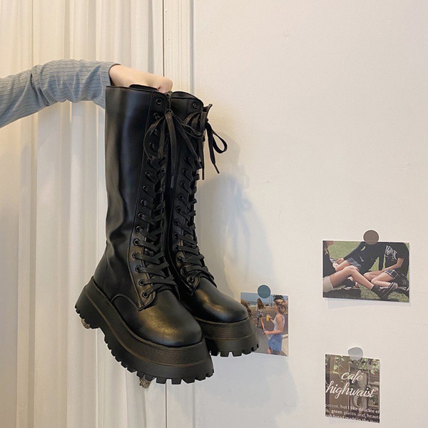 Ngoài ra, trọng lượng của chúng khá nặng nên người dùng phải buộc dây chặt hơn. Điều này gây hạn chế rất nhiều việc di chuyển và cản trở cử động tự nhiên, linh hoạt của bàn chân và chân, có thể dẫn đến đau nhức.