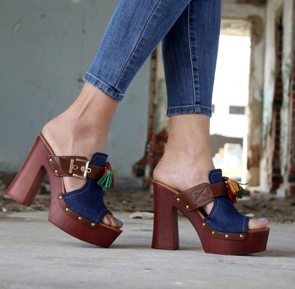 Dép cao gót không quai. Tính bất tiện của dép cao gót thể hiện rõ nhất là không có phần hỗ trợ phía sau, khiến bạn bị “nhấc gót” khi di chuyển. Bên cạnh đó, phần đế của loại dép này rất dốc, khiến bàn chân, ngón chân bị uốn cong bất thường. Quả thực, dép cao gót tôn dáng song rất khó để đi thời gian dài trong ngày.