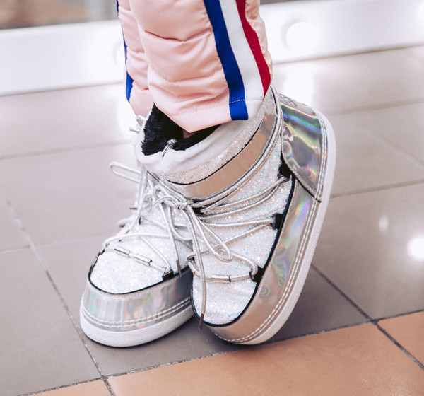 Bốt đi tuyết. Bốt đi tuyết có khả năng giữ nhiệt rất tốt. Tuy nhiên, bốt đi tuyết thường được làm bằng chất liệu nylon. Chất liệu này chống thấm nước tốt song cũng khiến người dùng cảm thấy bí bách. Đặc biệt, lớp cách nhiệt polyester bên trong nếu đi trong điều kiện bình thường có thể khiến da chân không thể “thở” nổi, đổ mồ hôi, tạo mùi khó chịu. Bên cạnh đó, bốt đi tuyết thường có hình dáng quá khổ, khiến việc di chuyển chẳng khác cực hình.