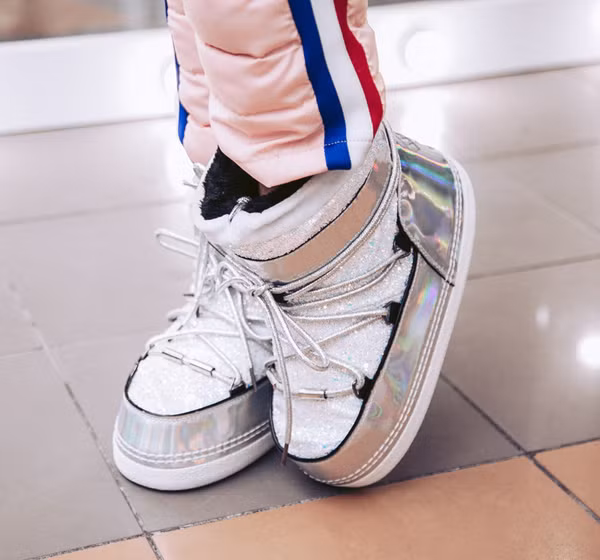 Bốt đi tuyết. Bốt đi tuyết có khả năng giữ nhiệt rất tốt. Tuy nhiên, bốt đi tuyết thường được làm bằng chất liệu nylon. Chất liệu này chống thấm nước tốt song cũng khiến người dùng cảm thấy bí bách. Đặc biệt, lớp cách nhiệt polyester bên trong nếu đi trong điều kiện bình thường có thể khiến da chân không thể “thở” nổi, đổ mồ hôi, tạo mùi khó chịu. Bên cạnh đó, bốt đi tuyết thường có hình dáng quá khổ, khiến việc di chuyển chẳng khác cực hình.