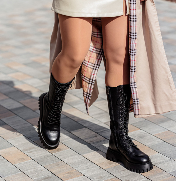 Bốt chiến binh. Những đôi bốt thô có dây buộc và đế to trông táo bạo và có vẻ khá thoải mái, nhưng điều này không hoàn toàn đúng. Lòng bàn chân nặng nề buộc các cơ phải làm việc nhiều hơn, có thể dẫn đến bong gân.