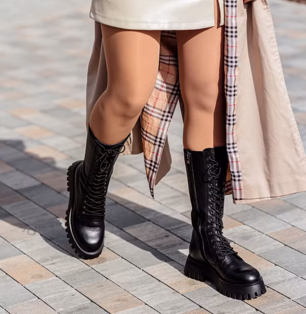 Bốt chiến binh. Những đôi bốt thô có dây buộc và đế to trông táo bạo và có vẻ khá thoải mái, nhưng điều này không hoàn toàn đúng. Lòng bàn chân nặng nề buộc các cơ phải làm việc nhiều hơn, có thể dẫn đến bong gân.