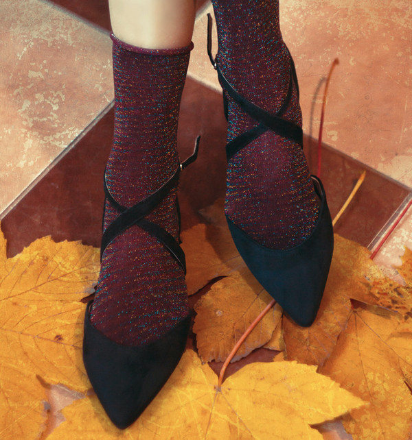 Dép quai hậu, giày có đai. Nhiều người nhầm tưởng, dép quai hậu có đai sẽ dễ đi hơn so với dép cao gót không quai. Thật không may, phụ kiện này vẫn khiến bạn đối diện mớ rắc rối khi sử dụng.