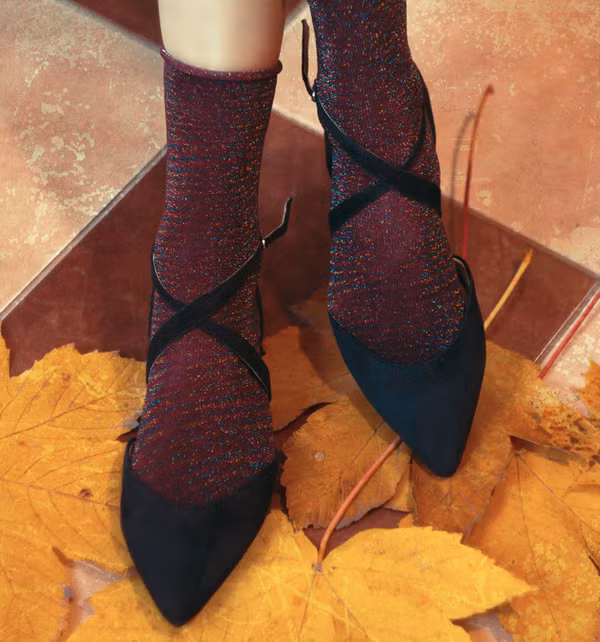 Dép quai hậu, giày có đai. Nhiều người nhầm tưởng, dép quai hậu có đai sẽ dễ đi hơn so với dép cao gót không quai. Thật không may, phụ kiện này vẫn khiến bạn đối diện mớ rắc rối khi sử dụng.