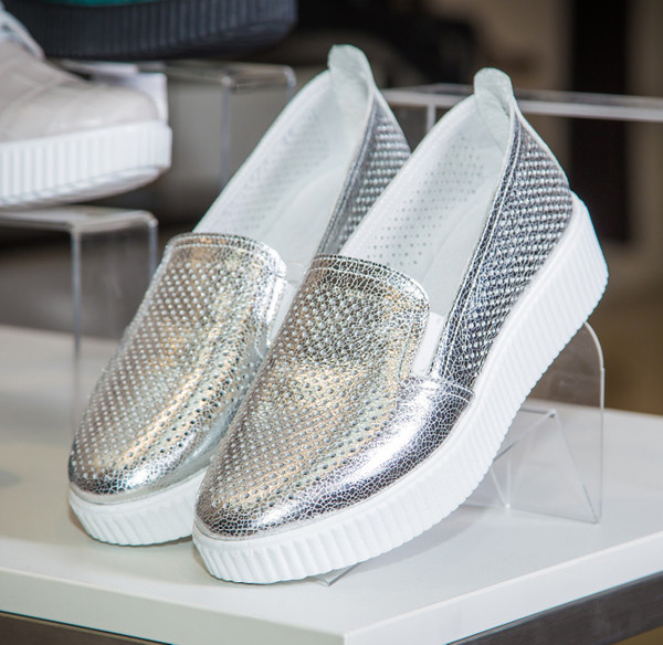 Giày đục lỗ. Giày đục lỗ có ưu điểm thoáng khí. Tuy nhiên, nhược điểm của giày đục lỗ là lớp giả da rất dễ bị bong tróc sau thời gian sử dụng. Chi tiết đục lỗ cũng khiến tuổi thọ của giày không cao. Đây là vị trí rất dễ hút ẩm, ngấm nước. Chỉ cần sơ suất, nước sẽ lọt vào lỗ khiến lớp da bên ngoài phồng rộp.