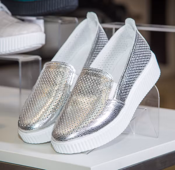 Giày đục lỗ. Giày đục lỗ có ưu điểm thoáng khí. Tuy nhiên, nhược điểm của giày đục lỗ là lớp giả da rất dễ bị bong tróc sau thời gian sử dụng. Chi tiết đục lỗ cũng khiến tuổi thọ của giày không cao. Đây là vị trí rất dễ hút ẩm, ngấm nước. Chỉ cần sơ suất, nước sẽ lọt vào lỗ khiến lớp da bên ngoài phồng rộp.