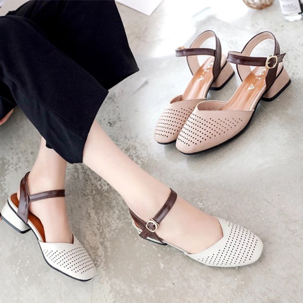 Cụ thể, phần đế của chúng vẫn có độ dốc khá cao khiến bàn chân, ngón chân uốn cong bất thường. Phần mũi nhọn cũng khiến người đi đối diện mối nguy viêm nhiễm, chèn ép dây thần kinh. Đặc biệt, phần đai khiến người dùng vô cùng bất tiện, phải cúi xuống để thao tác mỗi khi đi vào cởi ra.