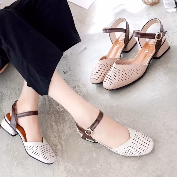 Cụ thể, phần đế của chúng vẫn có độ dốc khá cao khiến bàn chân, ngón chân uốn cong bất thường. Phần mũi nhọn cũng khiến người đi đối diện mối nguy viêm nhiễm, chèn ép dây thần kinh. Đặc biệt, phần đai khiến người dùng vô cùng bất tiện, phải cúi xuống để thao tác mỗi khi đi vào cởi ra.