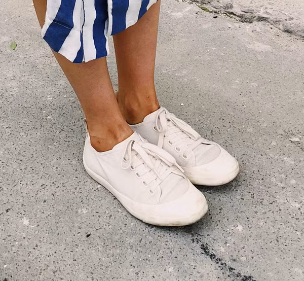 Mặt khác, giày thể thao vải có phần đế khá mỏng, phẳng. Chuyên gia cảnh báo nên thận trọng khi sử dụng chúng. Đế phẳng khiến nó không thích hợp dùng vận động liên tục, thậm chí gây nên các vấn đề về chân và khớp.