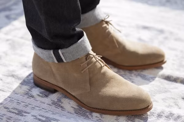 Da lộn còn rất dễ bẩn, hút ẩm, bám bụi rất khó làm sạch. So với tông màu đen, những đôi bốt da lộn sáng màu càng dễ gây “ác mộng” cho người dùng hơn.