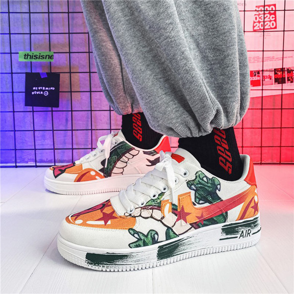 Giày thể thao vải. Giày thể thao vải có ưu điểm nhẹ, thoáng khí. Điều bất lợi của thiết kế trong mơ này là chất liệu vải (đặc biệt là vải có màu sáng) rất bám bẩn, khó làm sạch.