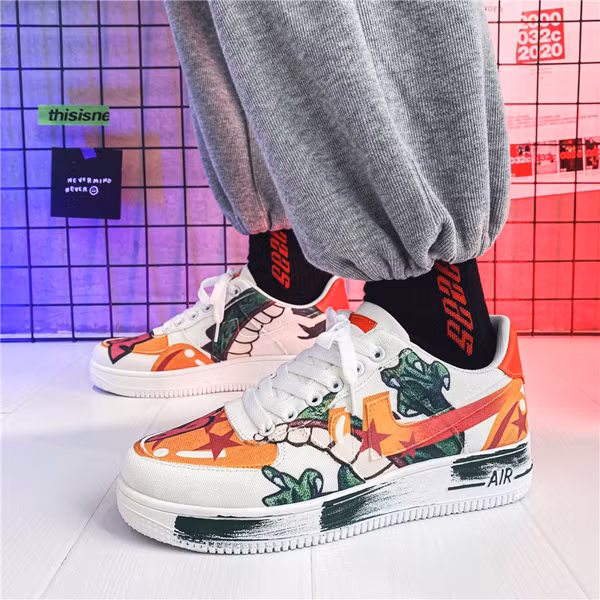 Giày thể thao vải. Giày thể thao vải có ưu điểm nhẹ, thoáng khí. Điều bất lợi của thiết kế trong mơ này là chất liệu vải (đặc biệt là vải có màu sáng) rất bám bẩn, khó làm sạch.