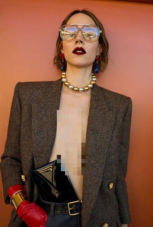 Giờ đây, kết hợp vest với quần siêu ngắn, nội y, “thả rông” đang ngày càng được ưa chuộng, tạo thành xu hướng mặc "sexy kiểu mới" được nhiều người ưa thích. Cách mặc này giúp chị em phô diễn tối đa đường cong cơ thể, quyến rũ mà không gợi cảm giác phô phang.