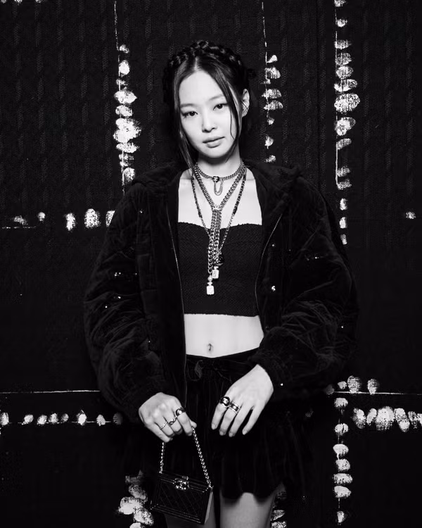 Jennie (BLACKPINK) cũng từng được khen hết lời khi mặc áo khoác len kết hợp với áo quây, dùng vòng cổ dài ánh kim làm điểm nhấn. Vẻ ngoài của Jennie vừa ngọt ngào vừa sexy khó bì.