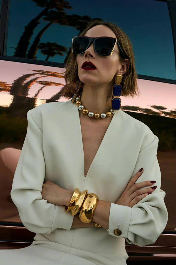 Để mặc vest với nội y, không nội y, bạn gái có thể tận dụng trang sức như dây chuyền dài, hoa tai quá khổ hoặc các mẫu chocker ngắn kim loại. Khi kết hợp, trang phục và phụ kiện sẽ mang tới vẻ gợi cảm, hiện đại.