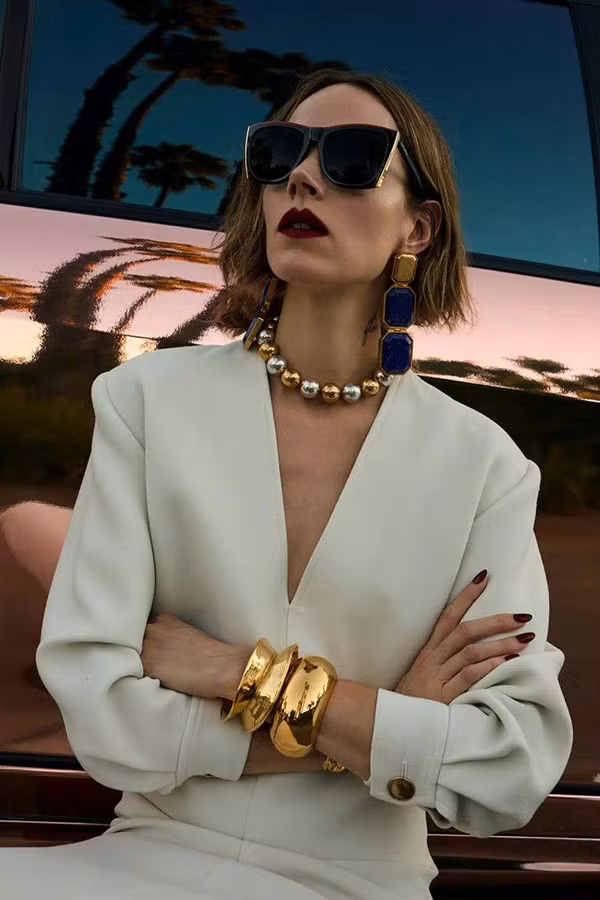 Để mặc vest với nội y, không nội y, bạn gái có thể tận dụng trang sức như dây chuyền dài, hoa tai quá khổ hoặc các mẫu chocker ngắn kim loại. Khi kết hợp, trang phục và phụ kiện sẽ mang tới vẻ gợi cảm, hiện đại.