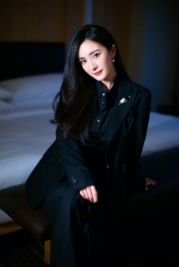 Bình thường, vest sẽ được kết hợp áo sơ mi, áo len, áo thun hoặc với váy. Dù phối với mẫu áo nào, vest cũng mang đến vẻ ngoài nghiêm túc và sang trọng.