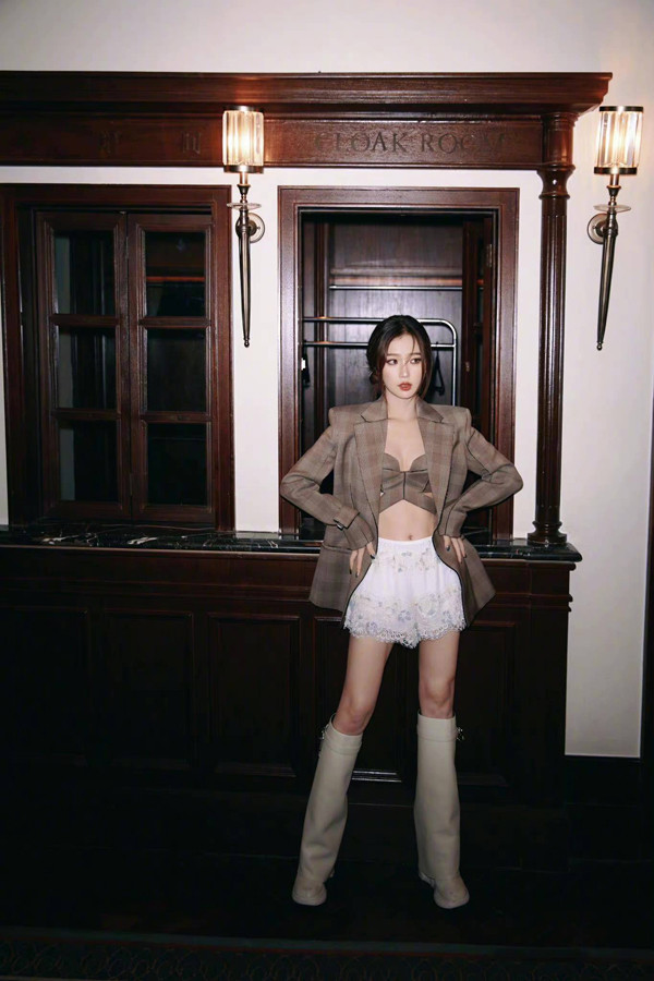 Diễn viên Ngu Thư Hân của Trung Quốc cũng khiến người hâm mộ tán thưởng khi phối vest với nội y. So với trang phục nữ tính thường thấy, cách lên đồ này khiến cô ngọt ngào song vẫn rất phong độ.