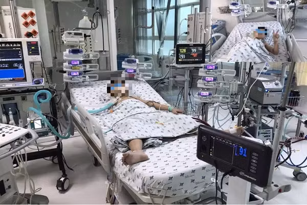 Sot 2 ngay, benh nhi COVID-19 suyt tu vong vi bien chung vao tim