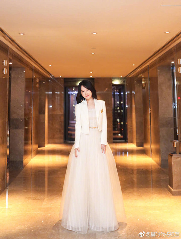 Bên cạnh đó, Ngọc Oánh còn khiến fan trầm trồ bởi gu thời trang đẳng cấp. Sự tinh tế khiến cô chọn mặc trang phục nào cũng dễ dàng “đốn tim” người nhìn.