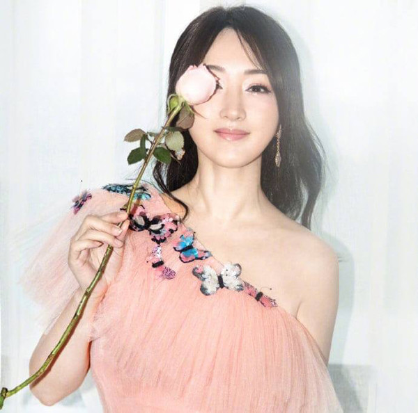 Thể hiện dòng nhạc trữ tình, nữ ca sĩ thường chọn trang phục nữ tính phù hợp với các ca khúc ngọt ngào mình thể hiện.