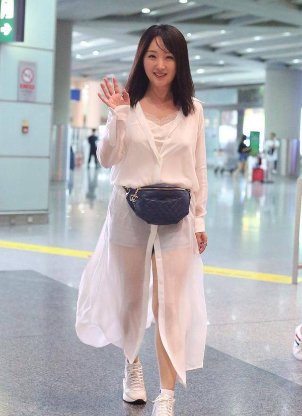 Gần đây nhất, nữ ca sĩ chọn mặc áo ngủ hai dây xuất hiện ở sân bay. Vẻ ngoài rạng rỡ khiến nhiều người bất ngờ trước nhan sắc tuổi U60.