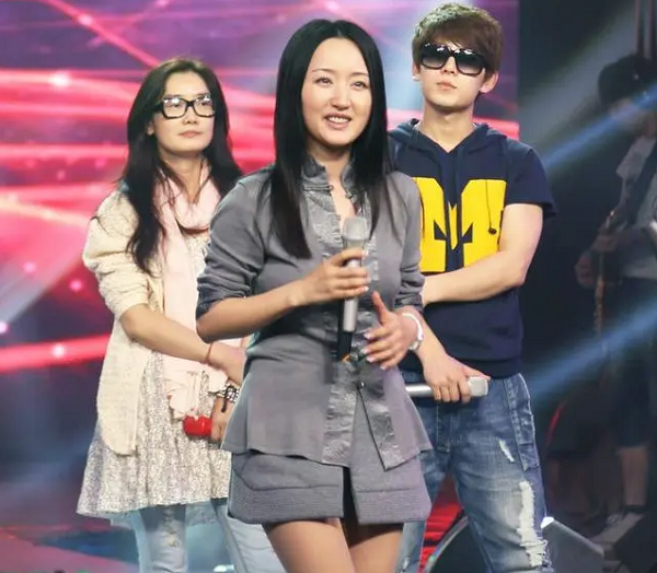 Đây không phải lần đầu Ngọc Oánh chọn mặc đồ ngủ được khen ngợi. Trước đó, nữ ca sĩ từng phá cách với bộ đồ biểu diễn mang hơi hướng đồ ngủ độc lạ. Chiếc áo được may bằng vải lụa, thiết kế khuy cài kiểu truyền thống kết hợp váy ngắn cùng màu.