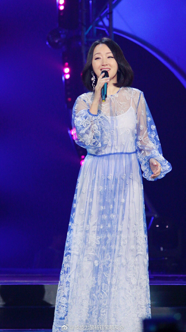 Sở hữu vóc dáng quả táo (vòng mông nhỏ, eo to, mỡ tập trung chủ yếu quanh bụng) cùng chiều cao không mấy nổi bật, Ngọc Oánh lựa chọn kiểu trang phục để lộ phần da cổ, mang lại cảm giác thanh thoát.