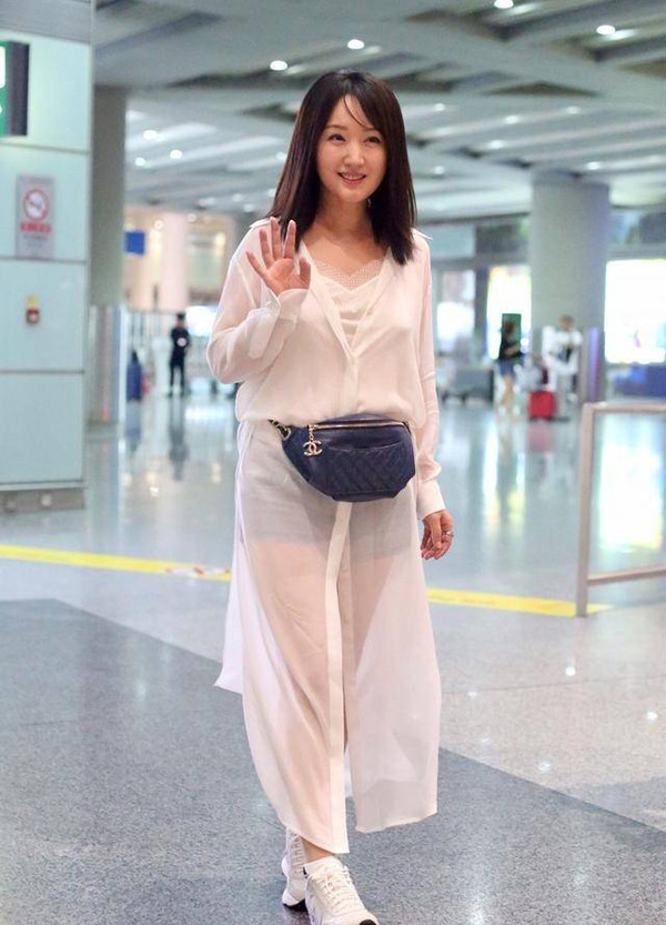 Để áo ngủ hai dây không mang tới cảm giác xuề xòa, Ngọc Oánh kết hợp với quần jean ngắn cùng áo ngủ lụa ngoài. Chất liệu denim cứng cáp giúp outfit hài hòa hơn. Bên cạnh đó, áo lụa khoác ngoài mang đến sự kín đáo song không kém phần sexy.